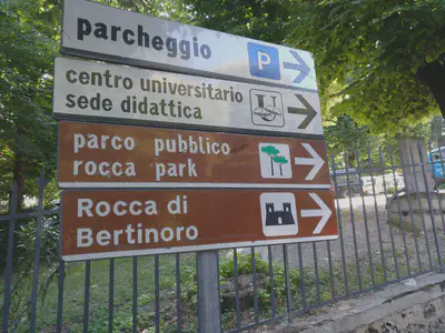 Street sign to the castle