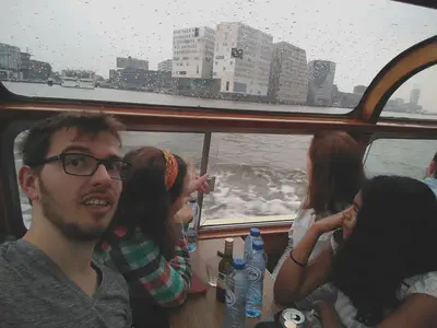 Ein Selfie das Ich während der Bootsfahrt durch die Kanäle durch Amsterdam gemacht habe