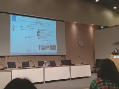 Best paper award Präsentation über das Verstehen von Nutzerradikalisierung auf Twitter, von Miriam Fernandez